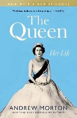 The queen her life boek met een koninklijk portret van de vorstin in een crèmekleurige jurk met zwarte sjerp