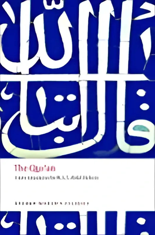 Blauw-witte arabische kalligrafie op de omslag van het boek the qur’an met de titel in het engels