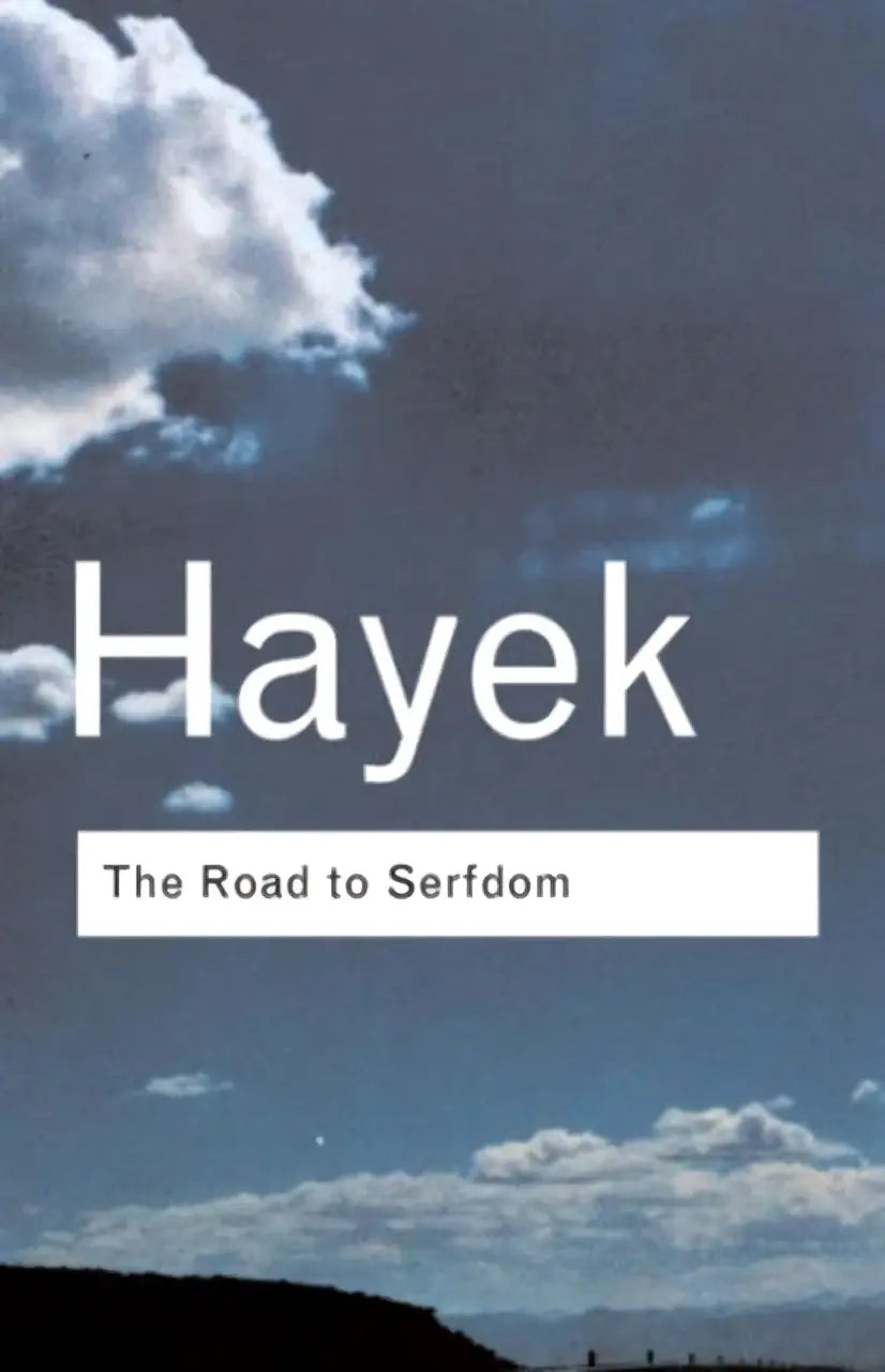 Boekcover van the road to serfdom met hayek in witte letters tegen dramatische lucht en bergen achtergrond