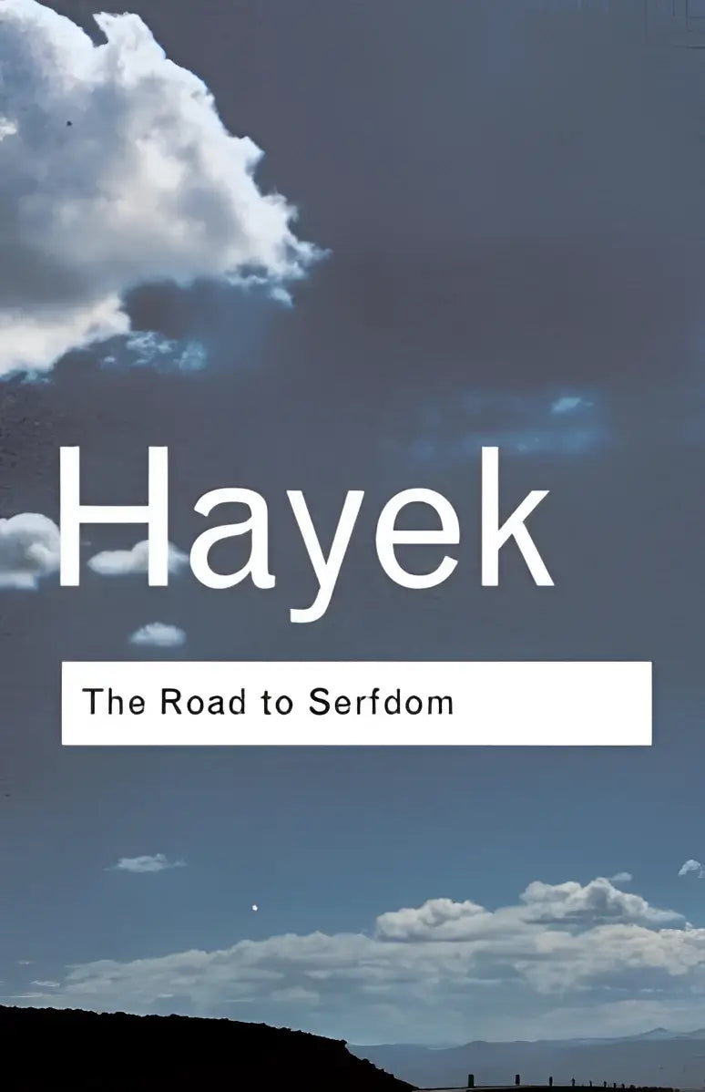 Boekomslag van the road to serfdom met titel hayek in witte letters tegen een donkere lucht en silhouetten van heuvels