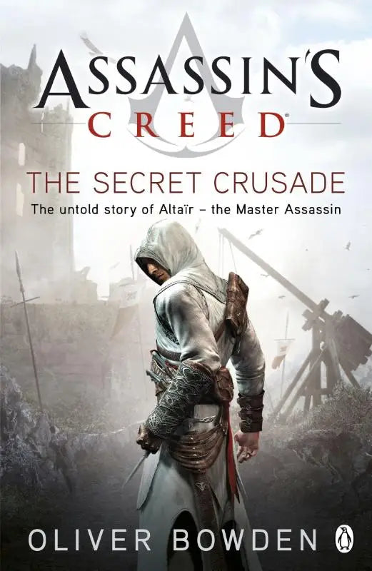 De cover van assassin’s creed the secret crusade door oliver bowden toont een witte en grijze gehulde assassin met gedetailleerd harnas