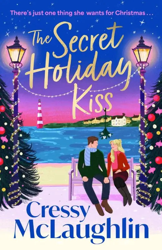 The secret holiday kiss boekcover toont een feestelijke illustratie met twee personen op een bankje bij verlichte kerstbomen