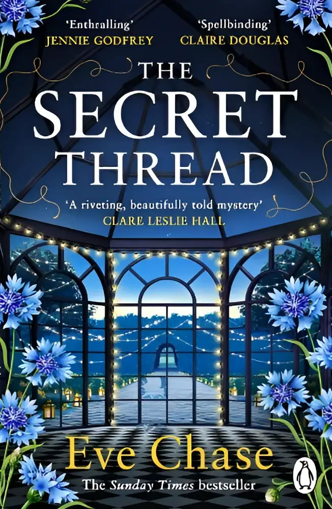 The secret thread boek van eve chase met een donkerblauwe cover en paars kleurige korenbloemen rondom een glazen kas