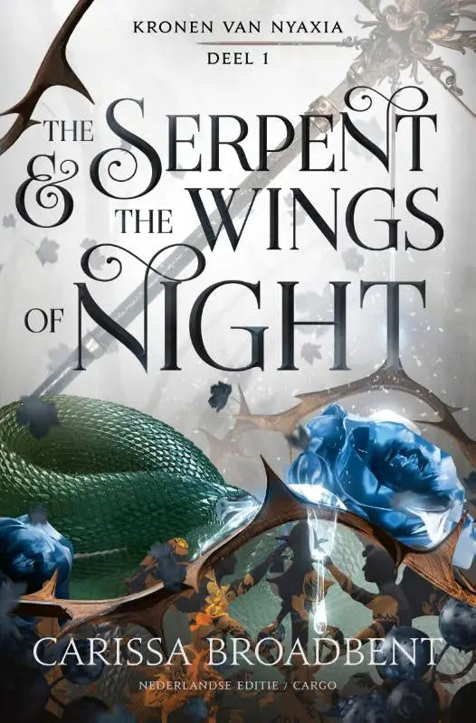De omslag van the serpent and the wings of night door carissa broadbent toont een groene slang en blauwe rozen op een donker decoratief achtergrond