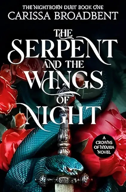 De boekomslag van the serpent and the wings of night door carissa broadbent toont zwarte tekst op een donkere achtergrond met rode rozen