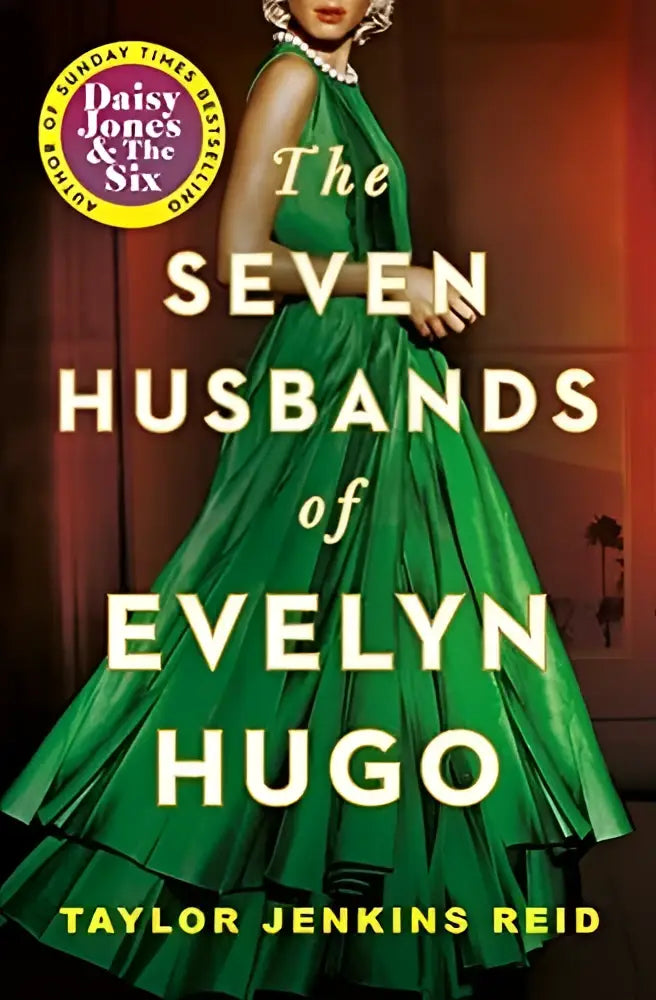 Vrouw in smaragdgroene avondjurk op de omslag van the seven husbands of evelyn hugo sunday times bestseller