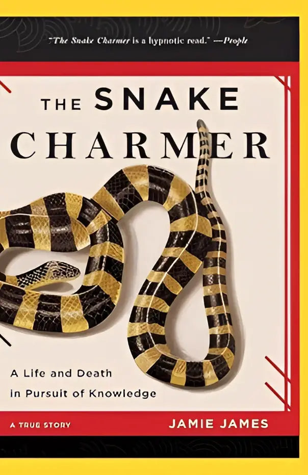 Hardcoverboek the snake charmer met zwart-gele gestreepte slangillustratie op een crème kleurige kaft