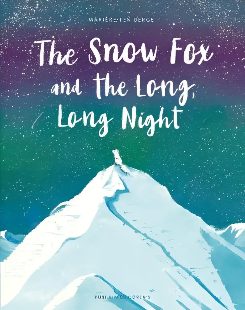 Illustratie op de omslag van het kinderboek the snow fox and the long long night met een witte sneeuwvos op een besneeuwde berg onder een sterrhemel