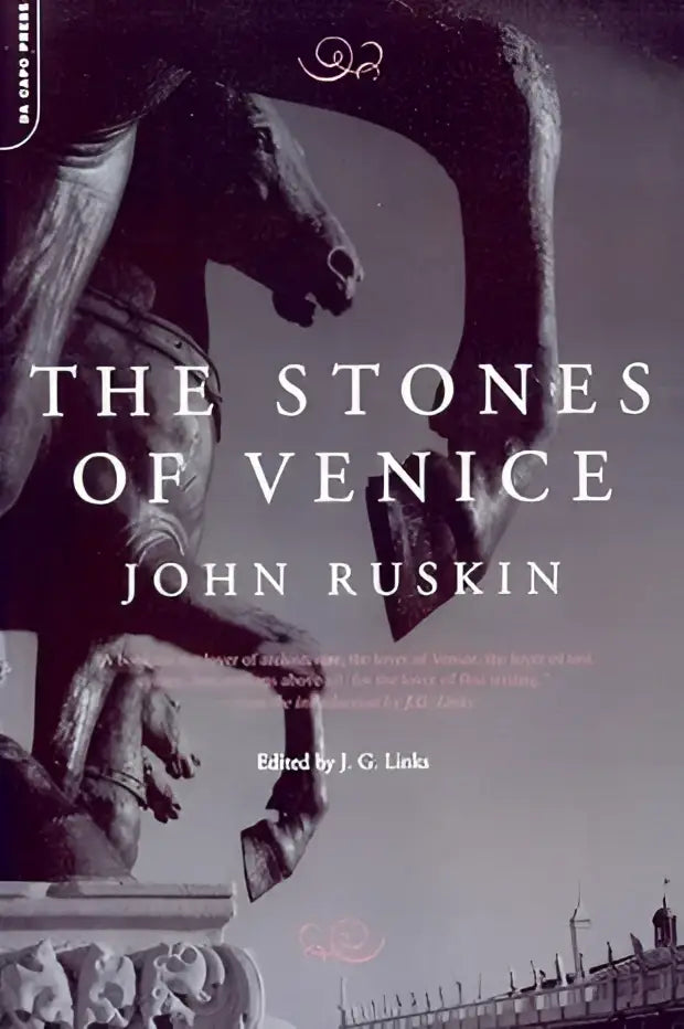 The stones of venice door john ruskin is een klassiek boek met een donkere omslag en een sierlijk stenen reliëf