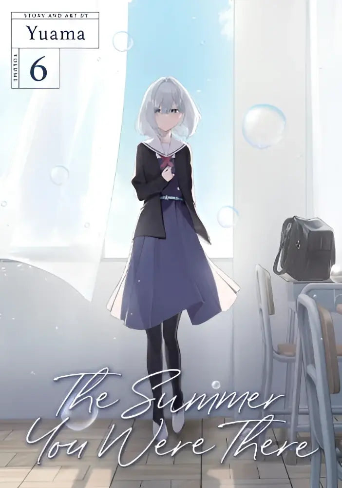Een zilverharig anime meisje in een donkerblauw schooluniform staat bij het raam in the summer you were there vol 6