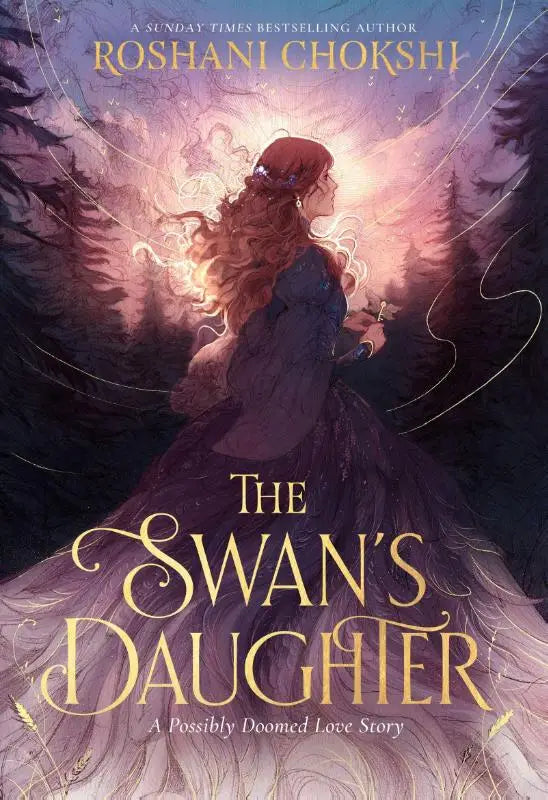 De cover van the swans daughter door roshani chokshi toont een vrouw in donkerblauwe jurk met rood haar in een mystiek bos, new york times bestseller