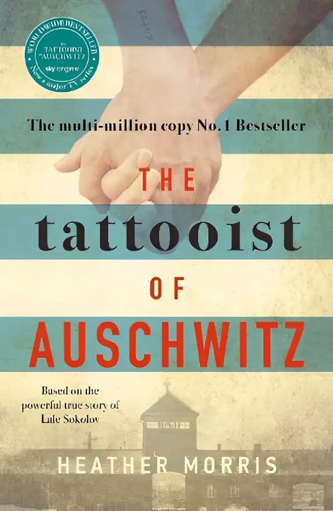De boekomslag van the tattooist of auschwitz toont rode en zwarte letters met een afbeelding van samengevouwen handen en een kampwachttoren nu een major sky tv serie