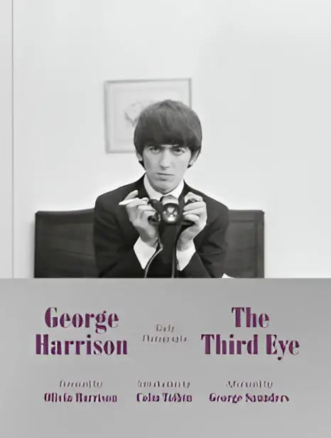 Zwart-witfoto van george harrison met een camera in het boek the third eye over bewustzijn en creativiteit