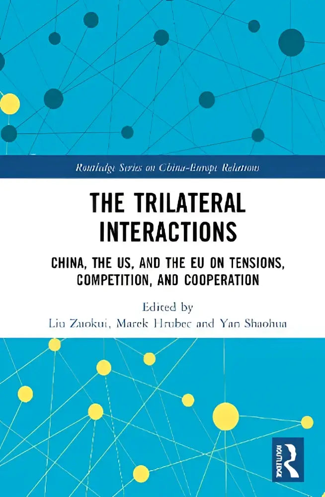 Blauw hardcover boek the trilateral interactions met witte tekst en gele cirkelvormige ontwerpen over china, de vs en de eu