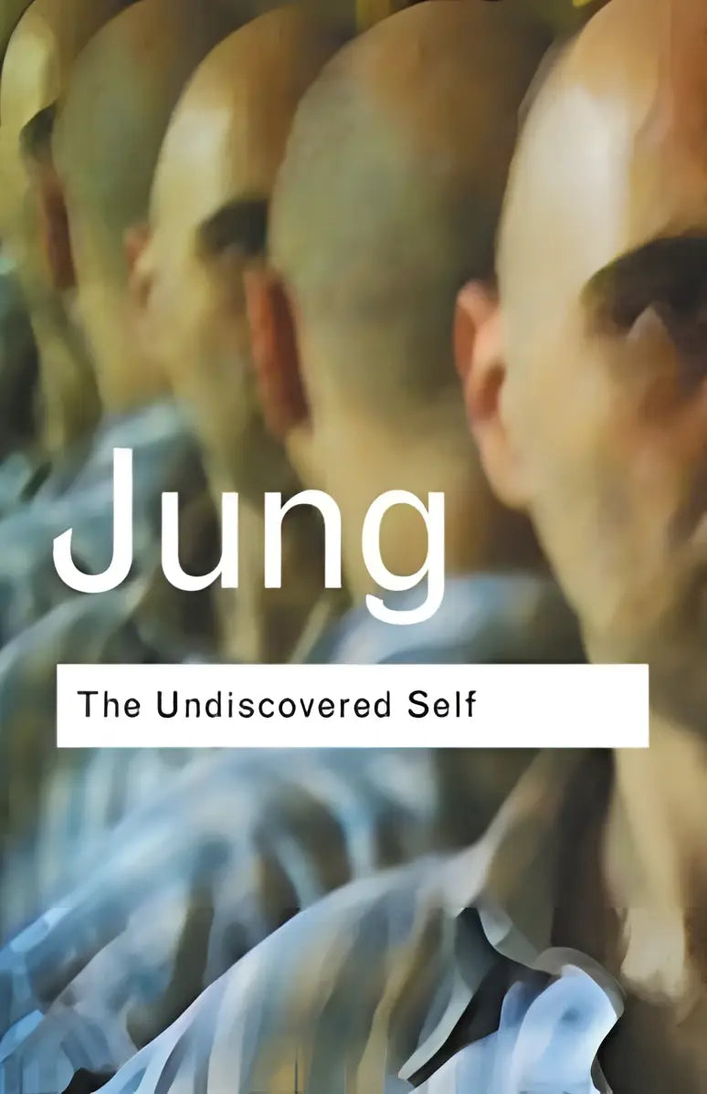 The undiscoved self boekomslag met zachte focus op kale mannen in blauwe patronen met titel duidelijk zichtbaar