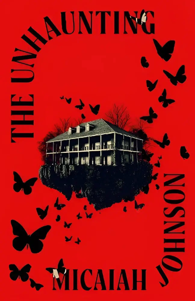 The unhaunting door micaiah johnson is een rode boekcover met een zwart silhouet van een oud huis en vliegende vlinders bovennatuurlijke fictie