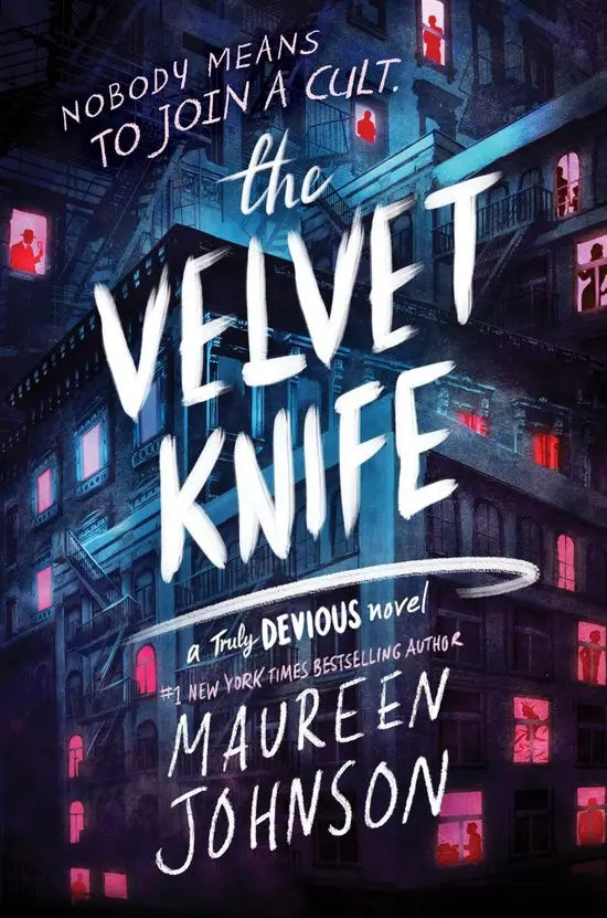 De paperback van the velvet knife door maureen johnson toont een donker stedelijk gebouw met gloeiende rode ramen en witte letters