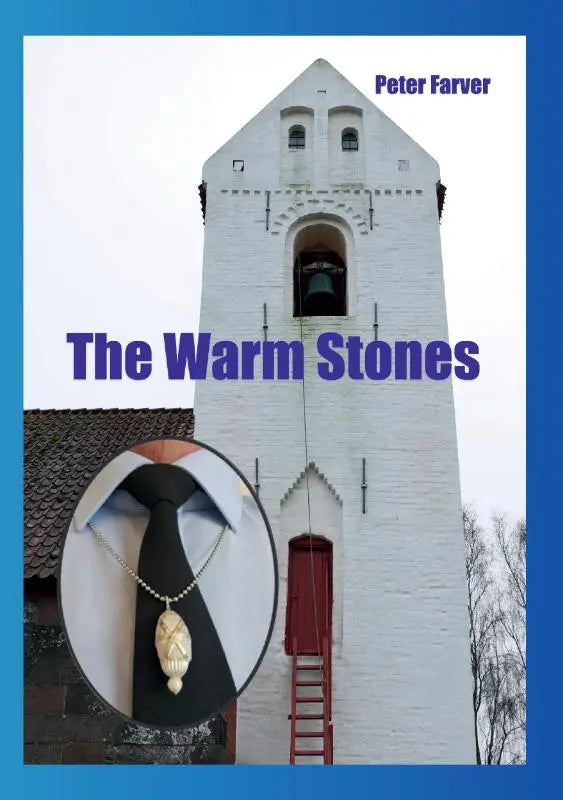 Gouden schedel hanger aan zilveren ketting gedragen met zwart stropdas en wit overhemd van the warm stones