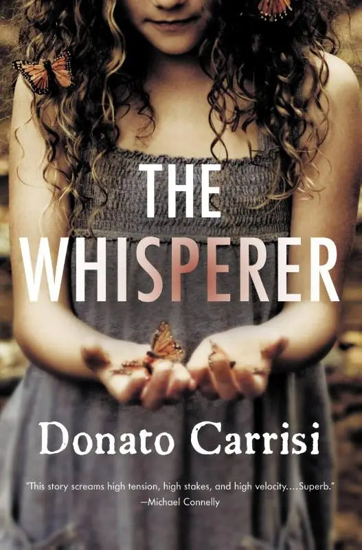 The whisperer boekcover toont een jong meisje in een grijze textuur jurk met vlinders op schouders en handen