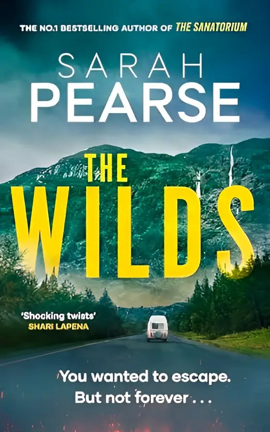 De wilds boekcover toont geel lettertype en een witte bestelwagen in een berglandschap voor de thrilling new mystery from sarah pearse