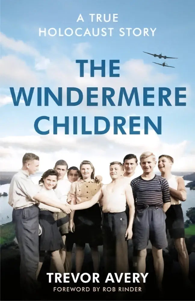 Boek the windermere children toont een groepsfoto van jonge mensen in vintage kleding met vliegtuigen op de achtergrond