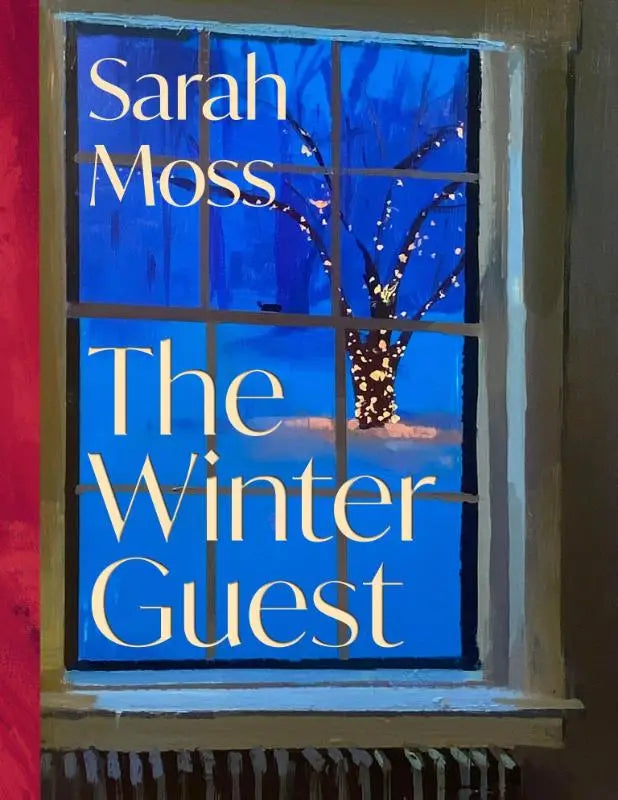 Blauw boekomslag van the winter guest door sarah moss met een beschilderde boom met lichtjes tegen een besneeuwd decor bij pan macmillan