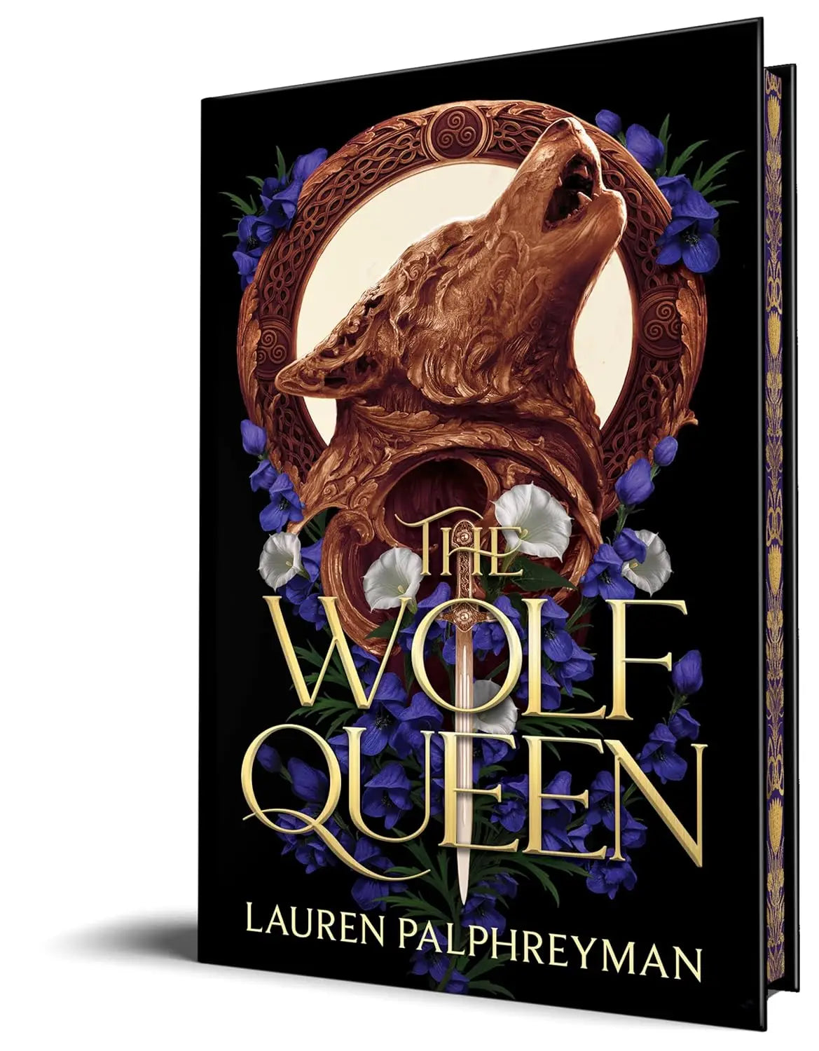 The wolf queen boek met bronzen wolfskop en celtische knoopwerk op zwarte kaft omringd door paarse en witte bloemen