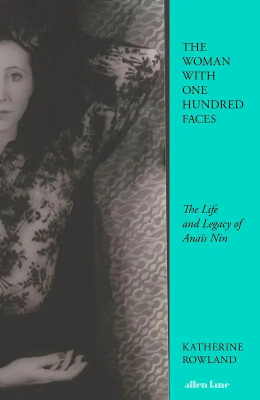 De vrouw met honderd gezichten boekomslag toont een zwartwit portret van anaïs nin met opvallende teal tekst