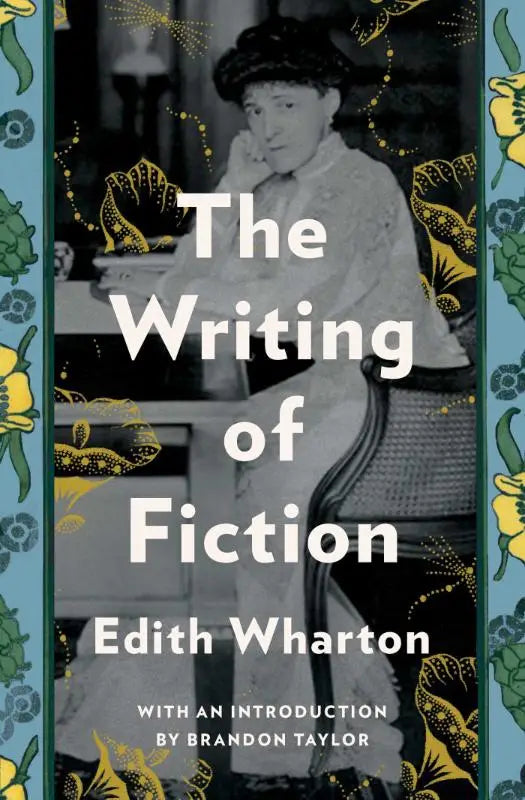 De cover van het boek the writing of fiction toont een zwart-wit portret van edith wharton met gele en groene bloemen op een teal achtergrond