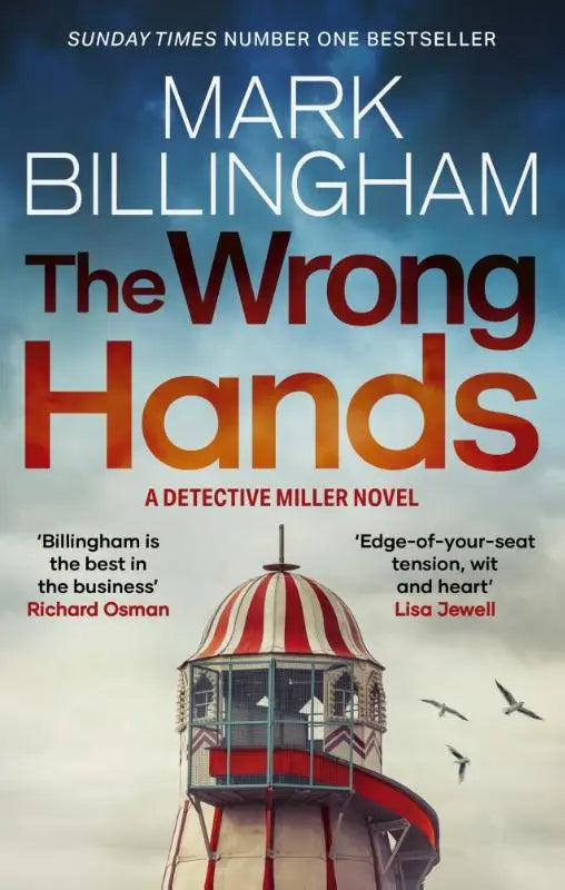 The wrong hands detective novel toont een rood witte gestreepte vuurtoren terwijl een onvoorspelbare zaak wacht detective miller