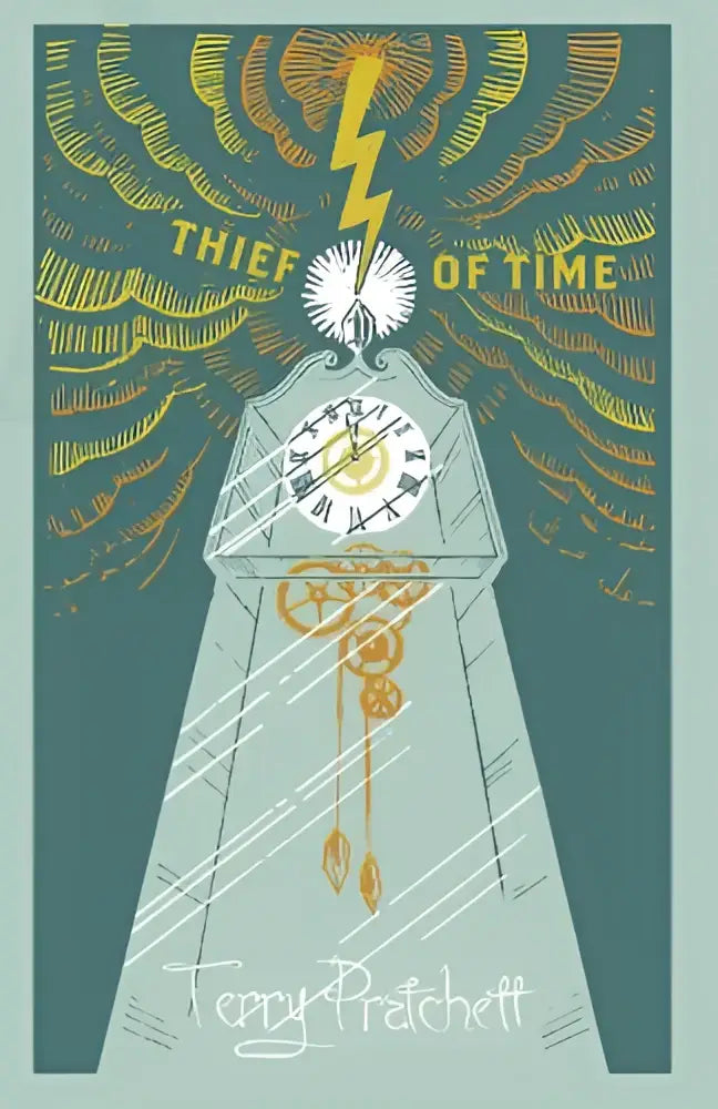 De cover van het boek thief of time van terry pratchett toont een sierlijke gouden ouderwetse klok op een groene achtergrond als onderdeel van de discworld novel serie