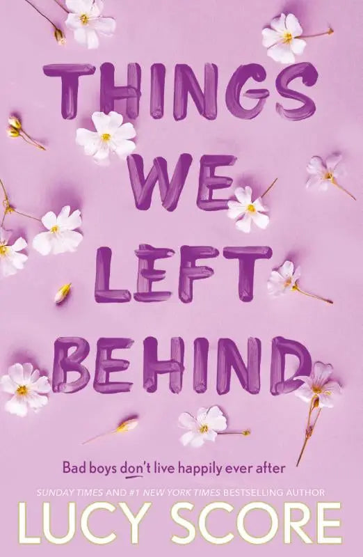 Paarse ballonvormige letters vormen things we left behind op zachte roze achtergrond met delicate witte bloemen tiktok sensatie