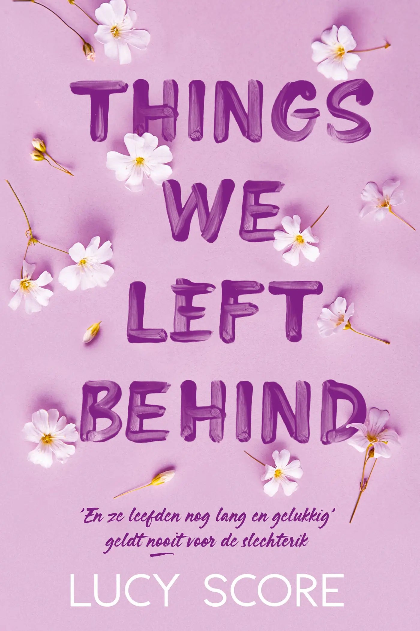 Boek things we left behind van lucy score met paarse tekst en witte kersenbloesems op zachtroze achtergrond