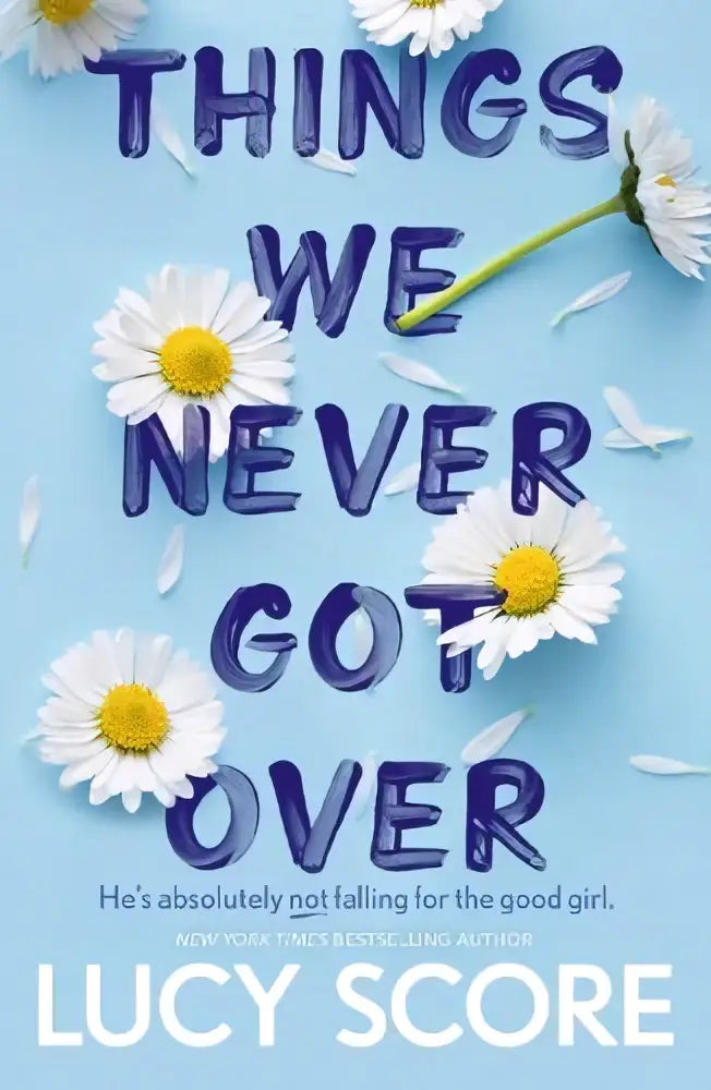 De cover van het boek Things We Never Got Over toont de titel in donkerblauwe letters op een lichtblauwe achtergrond met witte madeliefjes, de sunday times bestseller