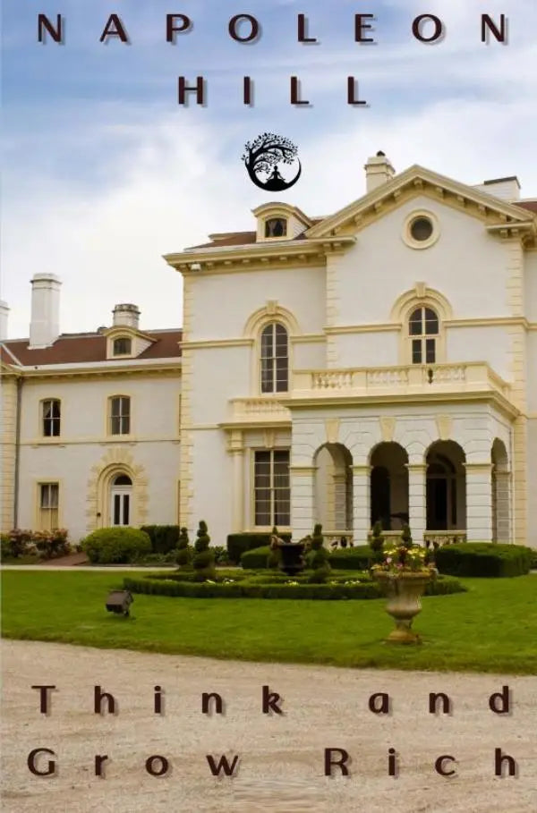 De cover van het boek think and grow rich van napoleon hill toont een groot wit herenhuis met klassieke architectuur onder een blauwe lucht