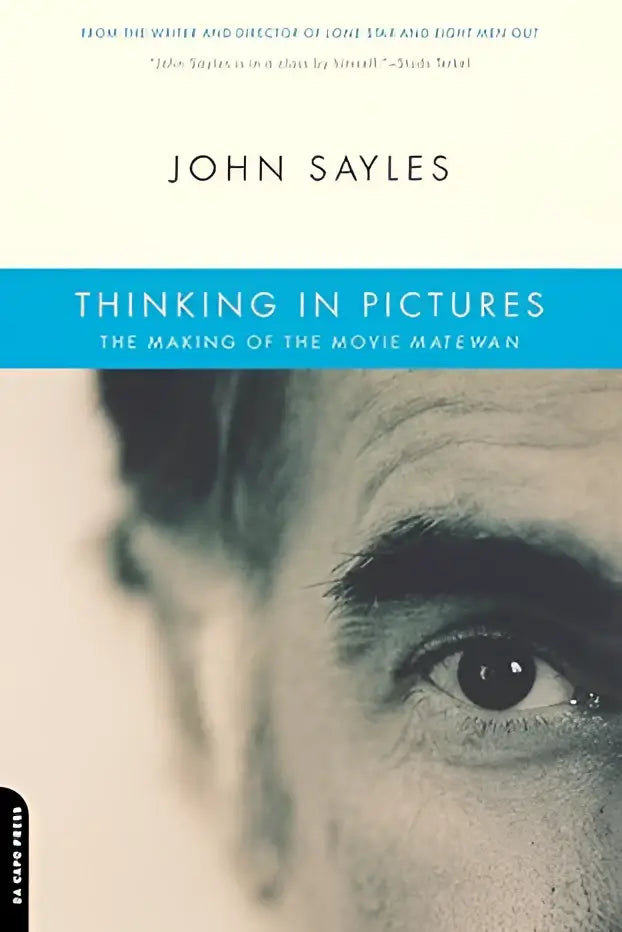 Het boek thinking in pictures the making of the movie matewan toont een grijze close-up van john sayles gezicht op wit