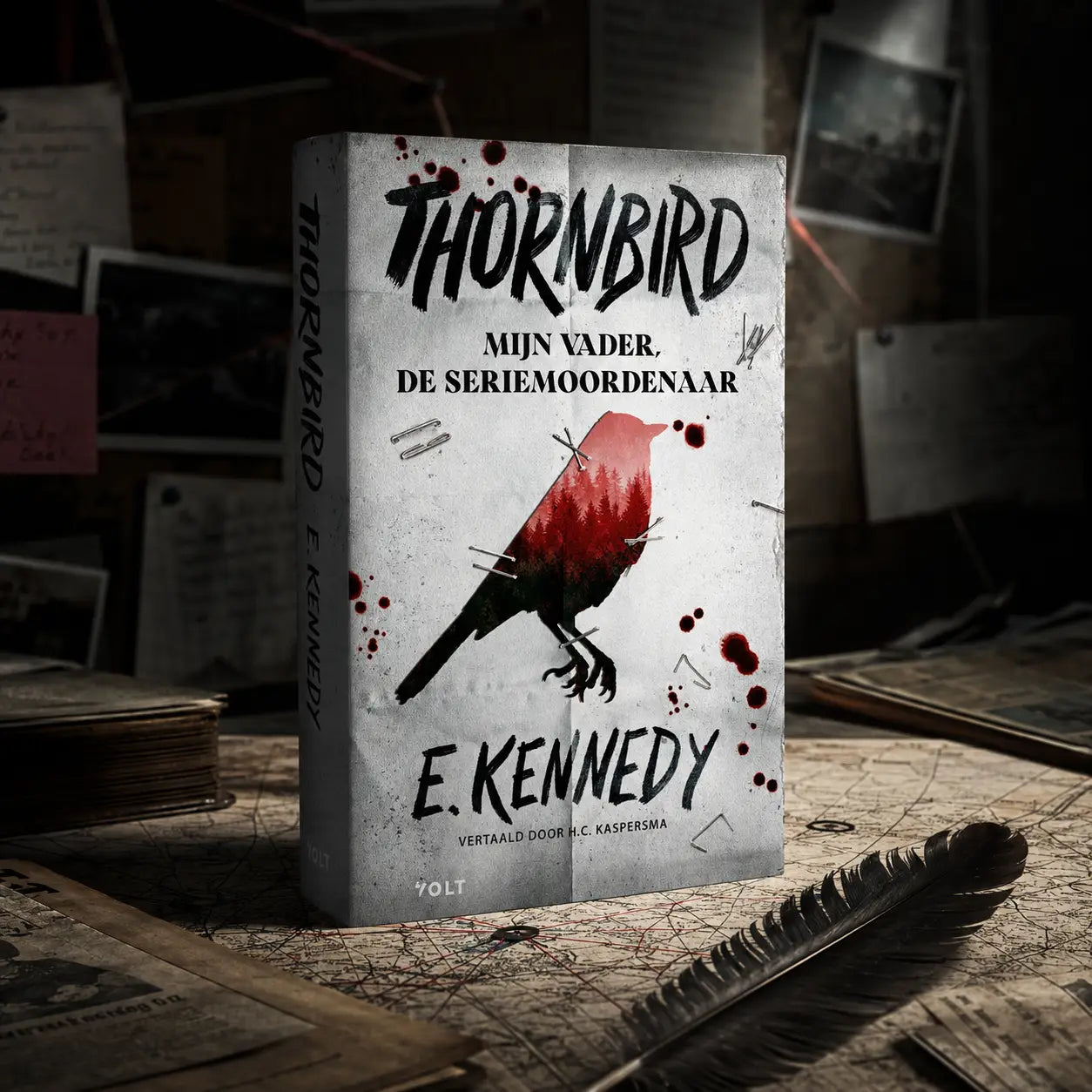 A paperback young adult book titled thornbird mijn vader de seriemoordenaar with a distressed white cover and a red-and-black bird illustration