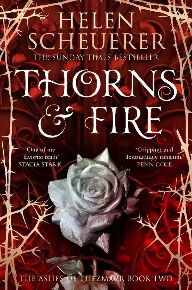 Illustratie van een zilveren roos met doornachtige patronen op een rode achtergrond van het boek thorns & fire van the ashes-serie