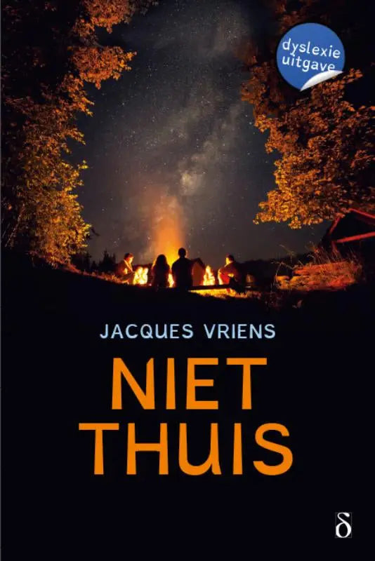 De boekomslag van niet thuis toont een nachtelijk kampvuur met mensen en een sterrenhemel in felle oranje letters