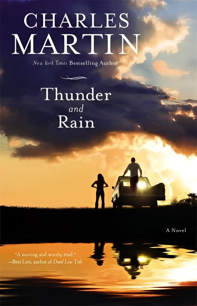 Boekcover van thunder and rain een roman door charles martin met zonsondergang en silhouetten bij een oude pickup