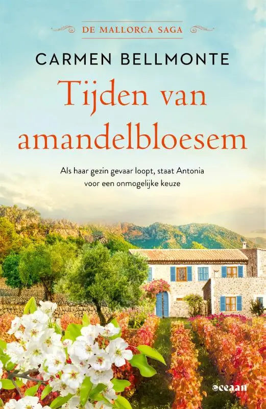 De boekcover van tijden van amandelbloesem toont een stenen huis met blauwe luiken tussen oranje en rode bloemen als het gezin gevaar loopt