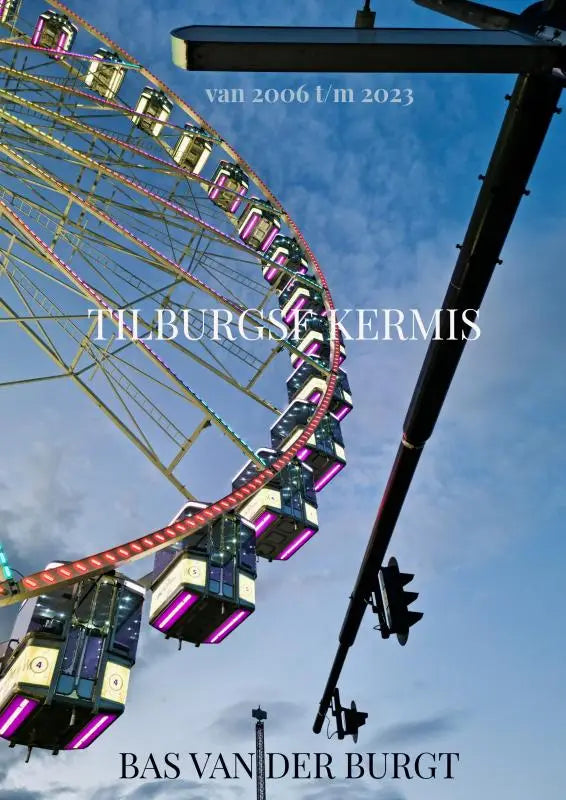 Een levendig verlichte reuzenrad met paarse en groene lichten tijdens de tilburgse kermis van 2006 t/m 2023