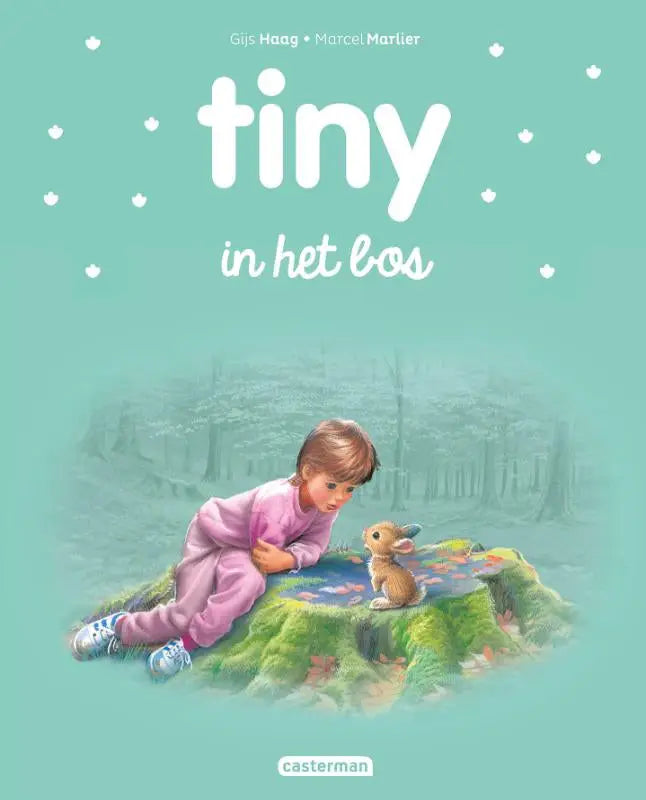 Een zachtroze pyjamaset voor kinderen zittend op mos uit gijs haag binnen fictie casterman jeugd tiny in het bos