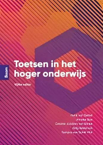De boekcover van toetsen in het hoger onderwijs van anneke bax en desirée joosten-ten toont felle oranje en paarse geometrische patronen