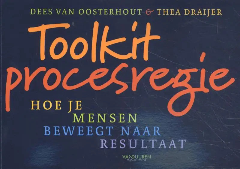 De toolkit procesregie boekcover met oranje en gele cursieve letters op een donkerblauwe achtergrond beweegt mensen naar resultaat