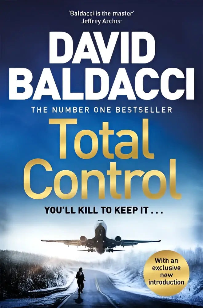 De boekcover van total control van david baldacci toont gouden letters op een donkerblauwe achtergrond met een vliegtuig boven een besneeuwd landschap