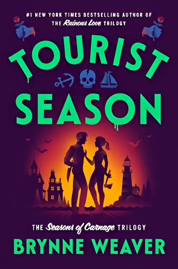 De hardcover tourist season van brynne weaver toont groene letters en een toeristisch stadje met emotionele diepgang