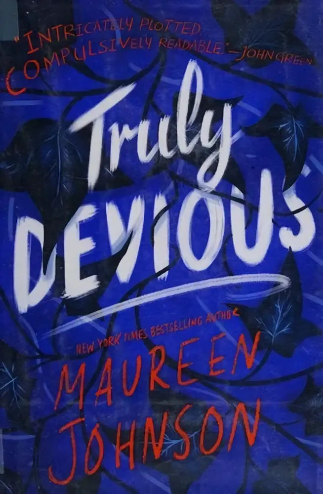 Blauwe harde kaft met witte en rode tekst van truly devious door maureen johnson uit de devious complete serie