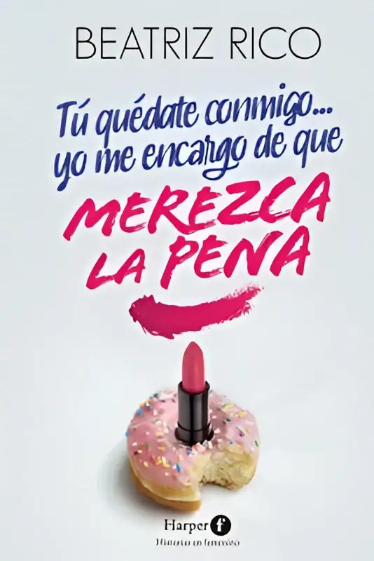 Een roze lippenstift staat rechtop in een poedersuikerdonut met kleurrijke hagelslag in de producttitel quédate conmigo en que merezca la pena