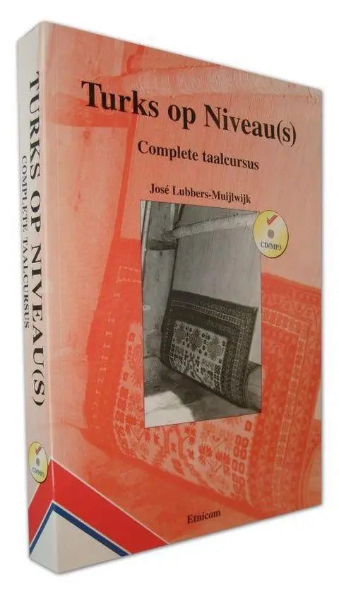Oranje hardcover boek turks op niveau(s) met zwart-wit foto van tapijt en twee cd-iconen voor audio-inhoud